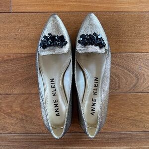 Anne Klein Gold Women's Flats with Black Accents - Size 6.5